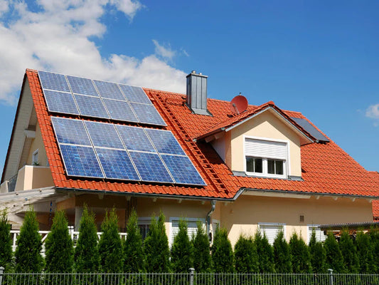 Tetto di una casa con impianto fotovoltaico residenziale con pannelli solari installati